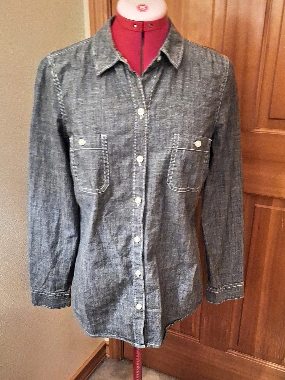 Old Navy Chambray Button Down Shirt in Denim color Size SP
